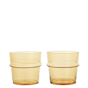 Zwei gelbe mundgeblasene Trinkgläser von der Marke Ferm Living