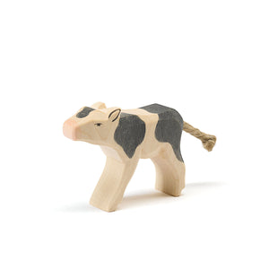 Ostheimer Holztier Kalb schwarz trinkend aus Ahorn – handbemalte Holzfigur für Rollenspiel und Jahreszeitentisch