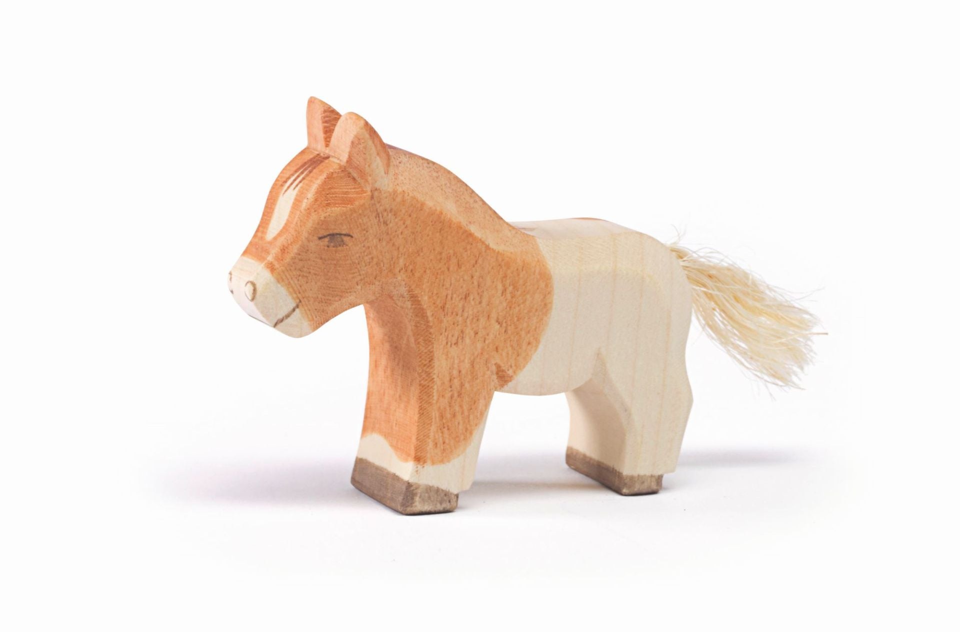 Ostheimer Shetland Fohlen aus Holz, handbemalt in hellbraun mit dunkler Mähne – nachhaltiges, kindgerechtes Spielzeug für Kinder ab 3 Jahren.