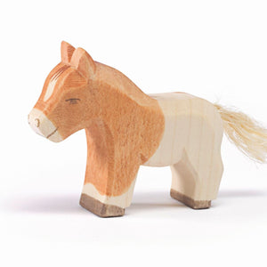 Ostheimer Shetland Fohlen aus Holz, handbemalt in hellbraun mit dunkler Mähne – nachhaltiges, kindgerechtes Spielzeug für Kinder ab 3 Jahren.