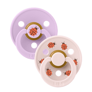 BIBS Studio Colour Ladybug 2er-Pack Schnuller Violet Sky Mix aus Naturlatex für Babys 6-12 Monate, BPA-frei, weiches Nippelgefühl, sanftes Schild-Design