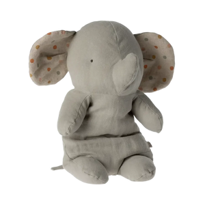 "Maileg Safari-Freunde Elefant Medium in Grau – sitzendes Stofftier mit großen Ohren aus Leinen."