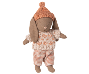 Maileg Winterhase Brown Rose, Stoffhase mit Strickkleidung im skandinavischen Design in Braun und Rosa
