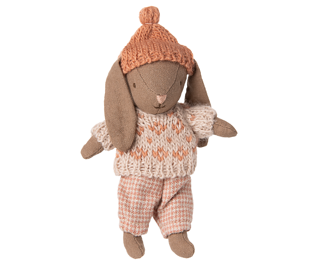 Maileg Winterhase Brown Rose, Stoffhase mit Strickkleidung im skandinavischen Design in Braun und Rosa