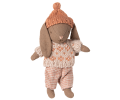 Maileg Winterhase Brown Rose, Stoffhase mit Strickkleidung im skandinavischen Design in Braun und Rosa