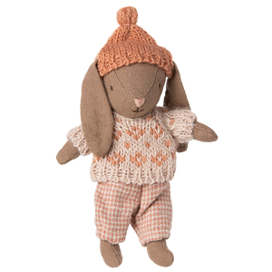 Maileg Winterhase Brown Rose, Stoffhase mit Strickkleidung im skandinavischen Design in Braun und Rosa