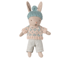 Maileg Winterhase Sand Mint, Stoffhase mit Strickkleidung im skandinavischen Design in Braun und Rosa