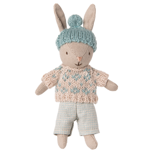 Maileg Winterhase Sand Mint, Stoffhase mit Strickkleidung im skandinavischen Design in Braun und Rosa