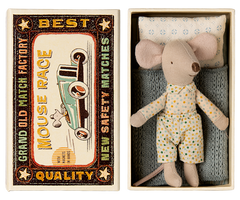 Maileg Maus Kleiner Bruder in Streichholzschachtel mit gestreiftem Shirt, liegend auf Bettwäsche mit Matratze, Decke und Kissen.