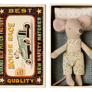 Maileg Maus Kleiner Bruder in Streichholzschachtel mit gestreiftem Shirt, liegend auf Bettwäsche mit Matratze, Decke und Kissen.