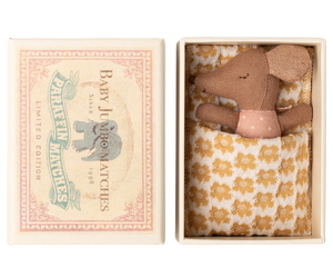 Maileg Schläfrige Babymaus in Matchbox Rose, kleine Stoffmaus mit rosafarbenem Strampler in Streichholzschachtel