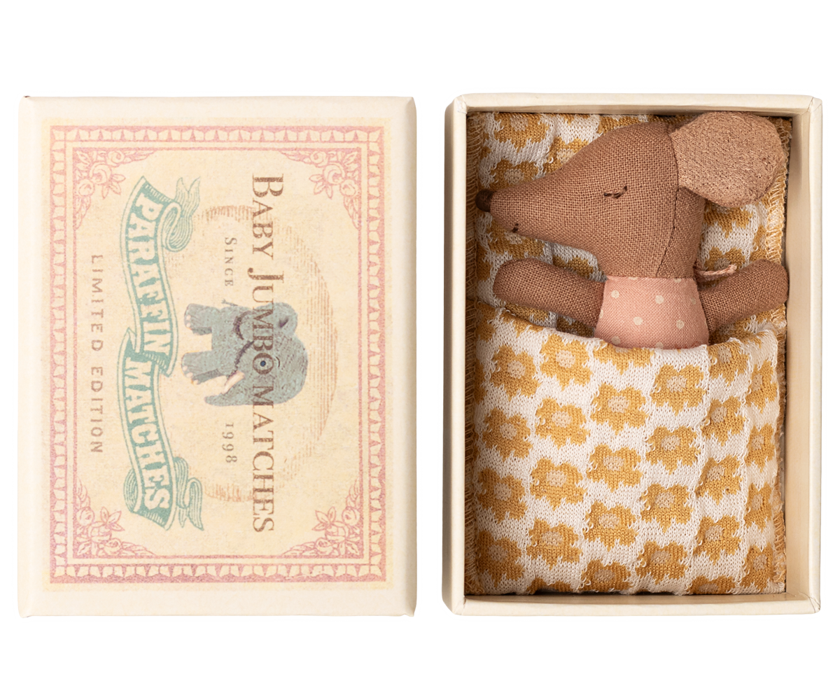 Maileg Schläfrige Babymaus in Matchbox Rose, kleine Stoffmaus mit rosafarbenem Strampler in Streichholzschachtel