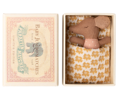 Maileg Schläfrige Babymaus in Matchbox Rose, kleine Stoffmaus mit rosafarbenem Strampler in Streichholzschachtel