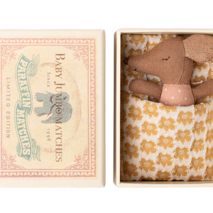 Maileg Schläfrige Babymaus in Matchbox Rose, kleine Stoffmaus mit rosafarbenem Strampler in Streichholzschachtel