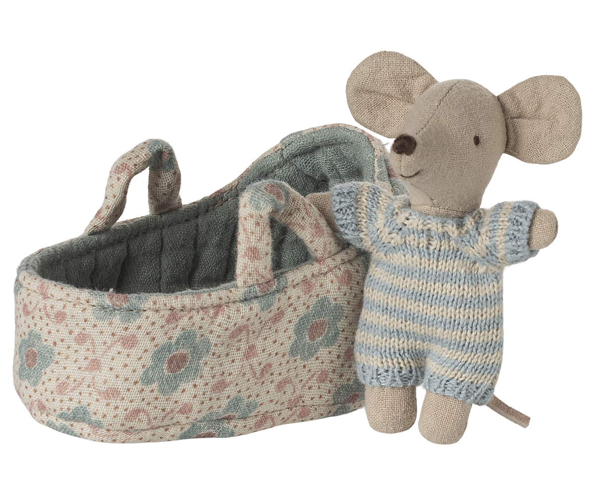 Maileg Babymaus in Tragetasche Blue kleine Stoffmaus im rosafarbenen Strampler mit Tragetasche im skandinavischen Design