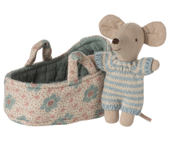 Maileg Babymaus in Tragetasche Blue kleine Stoffmaus im rosafarbenen Strampler mit Tragetasche im skandinavischen Design