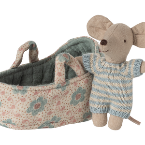 Maileg Babymaus in Tragetasche Blue kleine Stoffmaus im rosafarbenen Strampler mit Tragetasche im skandinavischen Design