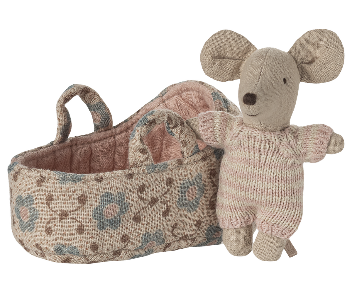 Maileg Babymaus in Tragetasche Rose, kleine Stoffmaus im rosafarbenen Strampler mit Tragetasche im skandinavischen Design