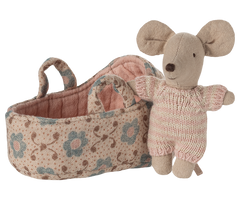 Maileg Babymaus in Tragetasche Rose, kleine Stoffmaus im rosafarbenen Strampler mit Tragetasche im skandinavischen Design