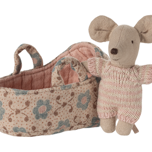 Maileg Babymaus in Tragetasche Rose, kleine Stoffmaus im rosafarbenen Strampler mit Tragetasche im skandinavischen Design