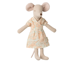Maileg Maus Mama mit gestreiftem Shirt und Rock, stehend, ca. 15 cm groß, aus Stoff gefertigt, mit liebevollen Details.