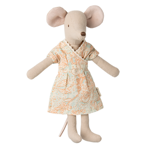 Maileg Maus Mama mit gestreiftem Shirt und Rock, stehend, ca. 15 cm groß, aus Stoff gefertigt, mit liebevollen Details.