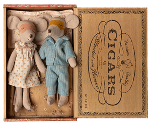 Maileg Mama und Papa Mäuse in Zigarrenkiste, liebevoll gestaltetes Mäusepaar mit Bett und Stoffausstattung im skandinavischen Design