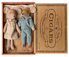 Maileg Mama und Papa Mäuse in Zigarrenkiste, liebevoll gestaltetes Mäusepaar mit Bett und Stoffausstattung im skandinavischen Design