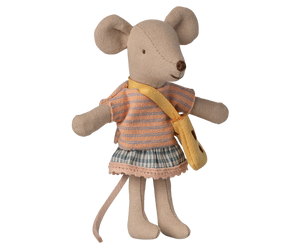 Maileg Kleine Schwester Maus mit Tasche aus Baumwolle und Magneten in den Händen