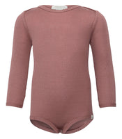 „minimalisma Body ‚Bono‘ in Antique Rose – Babybody aus Seide-Baumwolle, flach liegend auf hellem Untergrund“