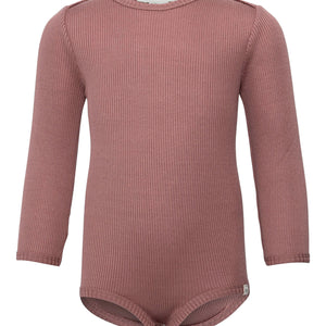 „minimalisma Body ‚Bono‘ in Antique Rose – Babybody aus Seide-Baumwolle, flach liegend auf hellem Untergrund“