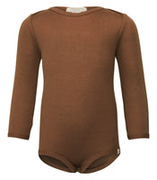 „minimalisma Body ‚Bono‘ in Chocolate– Babybody aus Seide-Baumwolle, flach liegend auf hellem Untergrund“