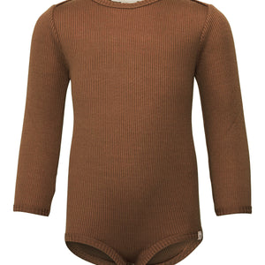 „minimalisma Body ‚Bono‘ in Chocolate– Babybody aus Seide-Baumwolle, flach liegend auf hellem Untergrund“