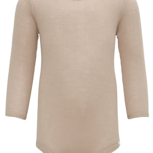 „Babybody ‚Alaska‘ aus 100 % Merinowolle in Beige von minimalisma – langärmlig, flach liegend, auf neutralem Hintergrund“