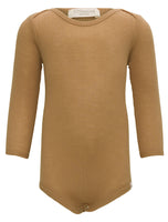 „Babybody ‚Alaska‘ aus 100 % Merinowolle in Golden Wheat von minimalisma – langärmlig, flach liegend, auf neutralem Hintergrund“