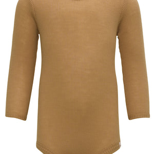 „Babybody ‚Alaska‘ aus 100 % Merinowolle in Golden Wheat von minimalisma – langärmlig, flach liegend, auf neutralem Hintergrund“