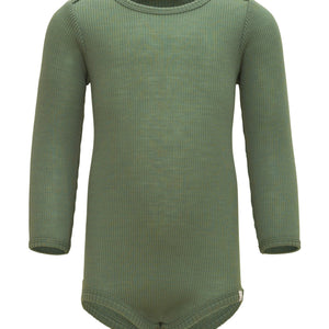 „Babybody ‚Alaska‘ aus 100 % Merinowolle in Greenery von minimalisma – langärmlig, flach liegend, auf neutralem Hintergrund“