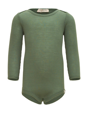 „Babybody ‚Alaska‘ aus 100 % Merinowolle in Greenery von minimalisma – langärmlig, flach liegend, auf neutralem Hintergrund“