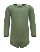 „Babybody ‚Alaska‘ aus 100 % Merinowolle in Greenery von minimalisma – langärmlig, flach liegend, auf neutralem Hintergrund“