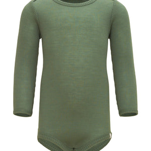 „Babybody ‚Alaska‘ aus 100 % Merinowolle in Greenery von minimalisma – langärmlig, flach liegend, auf neutralem Hintergrund“