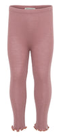 „minimalisma Leggings ‚Arona‘ in Rose – Kinderleggings aus 100 % Merinowolle, gerippt und flach liegend auf hellem Hintergrund“