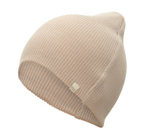 „minimalisma Beanie ‚Andersen‘ in Beige – weiche, fein gestrickte Merino-Mütze für Babys und Kinder, liegend auf hellem Hintergrund“