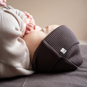 Minimalisma "Andersen" Merino Beanie in Dark Chocolate – Detailansicht 2
