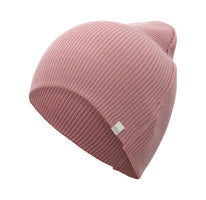 „minimalisma Beanie ‚Andersen‘ in Beige – weiche, fein gestrickte Merino-Mütze für Babys und Kinder, liegend auf hellem Hintergrund“