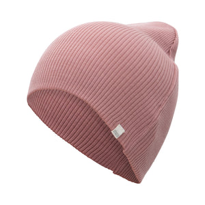 „minimalisma Beanie ‚Andersen‘ in Beige – weiche, fein gestrickte Merino-Mütze für Babys und Kinder, liegend auf hellem Hintergrund“