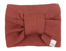 „minimalisma Stirnband ‚Alba‘ in Autumn Blush – geripptes Kinder-Stirnband aus Merinowolle, flach liegend auf hellem Hintergrund“