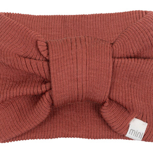 „minimalisma Stirnband ‚Alba‘ in Autumn Blush – geripptes Kinder-Stirnband aus Merinowolle, flach liegend auf hellem Hintergrund“