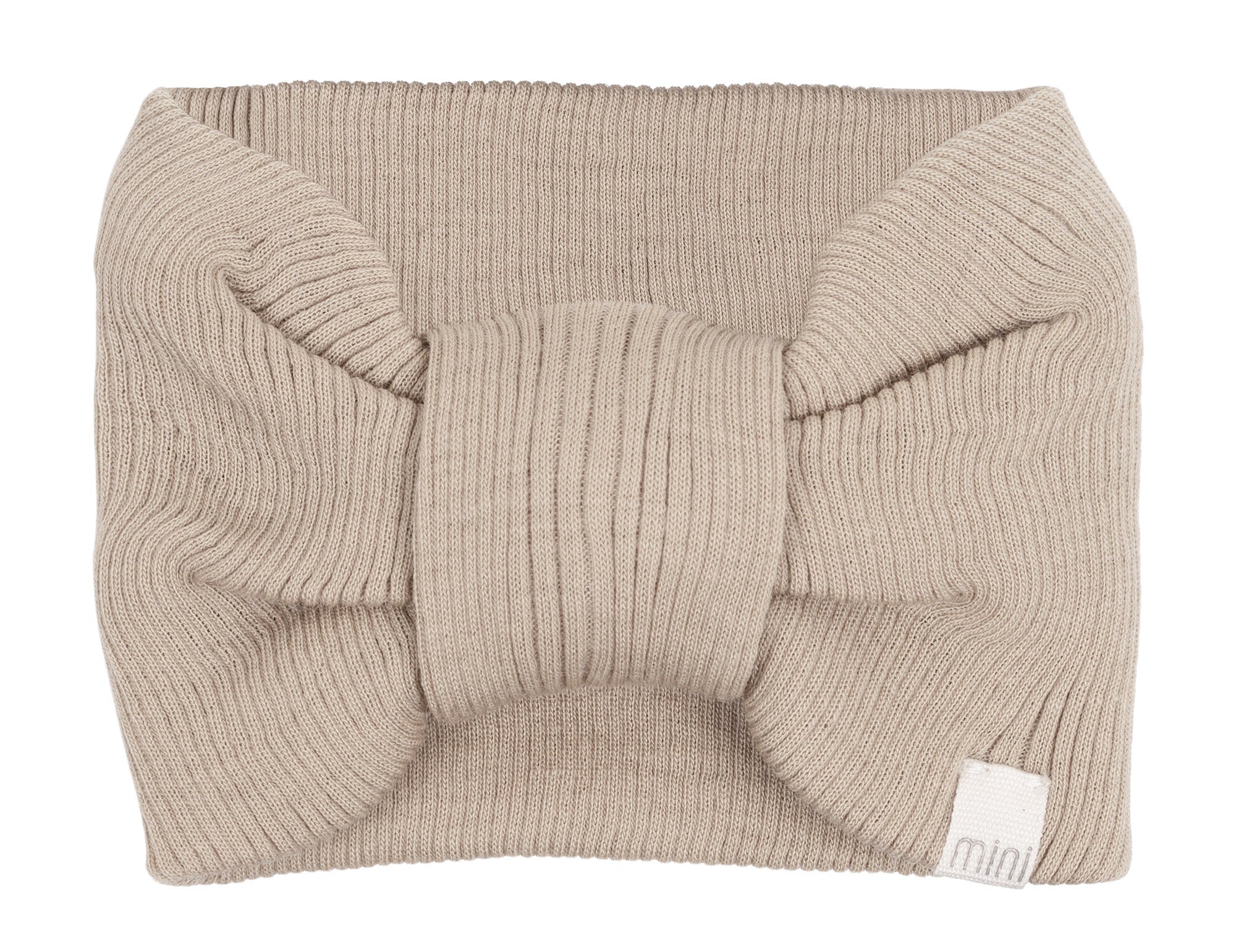 „minimalisma Stirnband ‚Alba‘ in Beige – geripptes Kinder-Stirnband aus Merinowolle, flach liegend auf hellem Hintergrund“