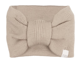 „minimalisma Stirnband ‚Alba‘ in Beige – geripptes Kinder-Stirnband aus Merinowolle, flach liegend auf hellem Hintergrund“