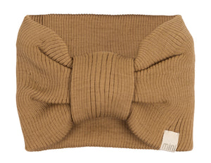 „minimalisma Stirnband ‚Alba‘ in Beige – geripptes Kinder-Stirnband aus Merinowolle, flach liegend auf hellem Hintergrund“